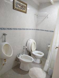 La salle de bains est pourvue d'un lavabo, de toilettes et d'un urinoir. dans l'établissement QUINTA PARA 10 PERSONAS EN OPEN DOOR-LUJAN, à Open Door