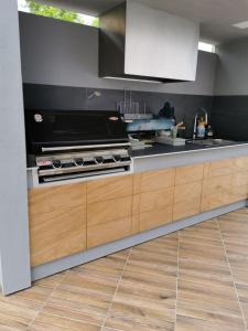 Kuchyň nebo kuchyňský kout v ubytování Maximos Luxury Villa with Pool -BREAKBOOKING-CY