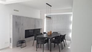 TV a/nebo společenská místnost v ubytování Maximos Luxury Villa with Pool -BREAKBOOKING-CY