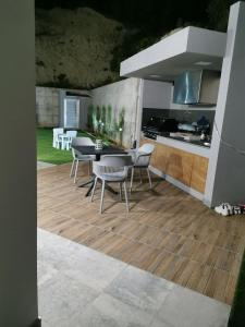 Kuchyň nebo kuchyňský kout v ubytování Maximos Luxury Villa with Pool -BREAKBOOKING-CY