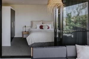 Ліжко або ліжка в номері Ocean Suites Byron Bay