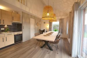 Afbeelding uit fotogalerij van Jacuzzi & Sauna Villa 2 in Tzummarum