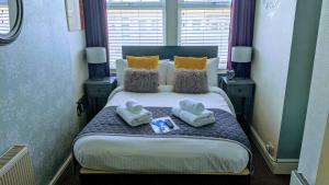 
A bed or beds in a room at Ebor Lodge
