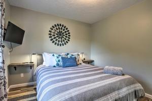 Llit o llits en una habitació de Secluded Palmer Home with Mountain Views!
