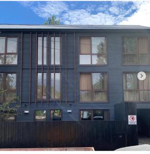 un edificio negro con ventanas laterales en MONOAMBIENTE, en San Martín de los Andes