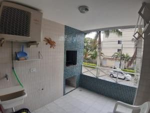 a bathroom with a shower with a view of a street at APTO CAIOBÁ in Caiobá
