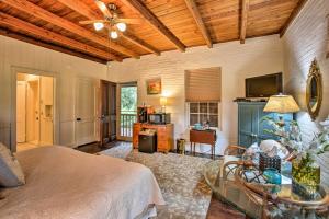 Μια τηλεόραση ή/και κέντρο ψυχαγωγίας στο Historic Baton Rouge Vacation Rental 6 Mi to LSU!