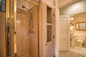 Ένα μπάνιο στο Historic Baton Rouge Vacation Rental 6 Mi to LSU!