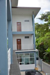 - un bâtiment avec un balcon et une passerelle dans l'établissement C9 Hotel - โรงแรมซีไนน์, à Trang