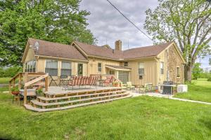 SylvaniaにあるHistoric Ottawa Lake House Deck, Barn and 96 Acres!の庭に広いデッキがある家