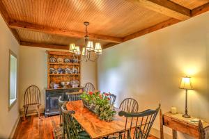 comedor con mesa de madera y sillas en Historic Ottawa Lake House Deck, Barn and 96 Acres!, en Sylvania