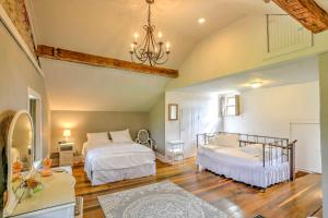 Llit o llits en una habitació de Historic Ottawa Lake House Deck, Barn and 96 Acres!