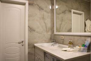 uma casa de banho com um lavatório e um espelho em Golden Park Hotel em Pavlodar