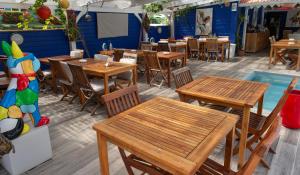 Hôtel Frégate Bleue tesisinde bir restoran veya yemek mekanı