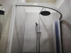 eine Dusche mit Duschkopf im Bad in der Unterkunft Casetta SORIANO - Piazza Dante in Neapel