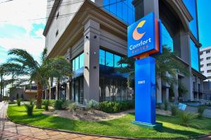 un panneau devant un bâtiment dans l'établissement Comfort Suites São José do Rio Preto, à Sao Jose do Rio Preto