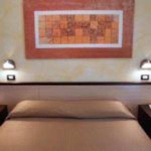 Tempat tidur dalam kamar di Hotel Ori