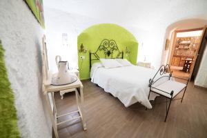 Łóżko lub łóżka w pokoju w obiekcie Cuevas Cortijo Gachas
