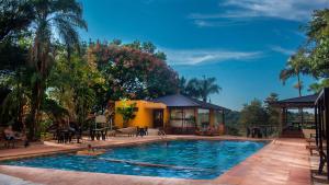 プエルトイグアスにあるPirayu Hotel & Resortの- ガゼボ付きのリゾートのスイミングプール