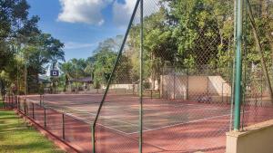 Pista de tennis o esquaix a Pirayu Hotel & Resort o a prop