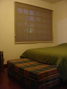 Giường trong phòng chung tại GringsApsAluguel204