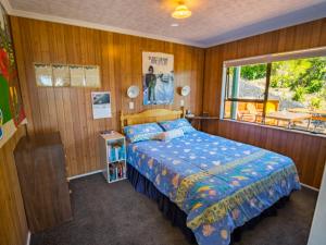 a bedroom with a bed in a room with a window at Tidal Treasure - Collingwood Holiday Home in Collingwood