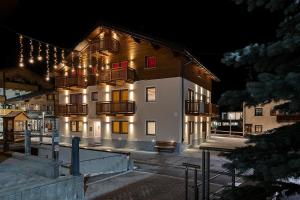 - un bâtiment avec des balcons latéraux la nuit dans l'établissement Casa Marianna, à Livigno