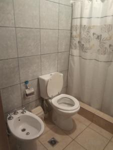 a bathroom with a toilet and a sink at Luminoso y bello departamento en Carlos Paz in Villa Carlos Paz +8 photos