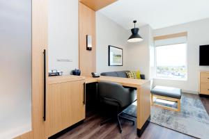 TV a/nebo společenská místnost v ubytování Hyatt Place Kelowna