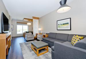 TV a/nebo společenská místnost v ubytování Hyatt Place Kelowna