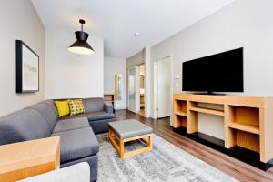 TV a/nebo společenská místnost v ubytování Hyatt Place Kelowna