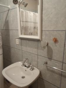 uma casa de banho com um lavatório e um espelho em Luminoso y bello departamento en Carlos Paz em Villa Carlos Paz