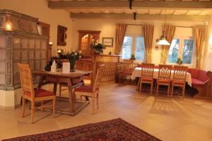 a dining room with a table and chairs at Gut Altholz Landhotel und Restaurant Hutter in Plattling