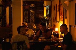 um grupo de pessoas sentadas numa mesa num bar em CabanaCopa Hostel no Rio de Janeiro