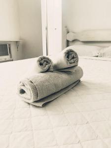 a pile of towels sitting on a bed at Nova Aldeia Buzios in Búzios
