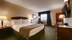 Postel nebo postele na pokoji v ubytování Best Western Airport Inn