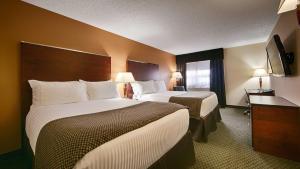 Postel nebo postele na pokoji v ubytování Best Western Airport Inn