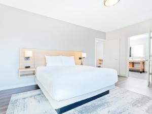 Postel nebo postele na pokoji v ubytování Hyatt Place Kelowna