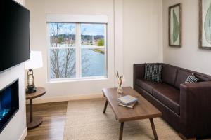 TV a/nebo společenská místnost v ubytování voco Saranac Lake NY - Waterfront by IHG