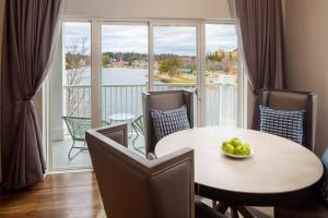 Balkón nebo terasa v ubytování voco Saranac Lake NY - Waterfront by IHG