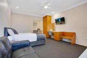 um quarto de hotel com uma cama e uma secretária em Manifold Motor Inn em Camperdown