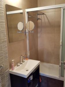 a bathroom with a sink and a shower with a mirror at DEPARTAMENTO CALAFATE CENTRICO #3 in El Calafate