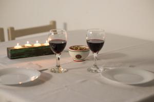 two glasses of red wine and a bowl of food at Amares Apart - Departamentos 1 y 2 in Santa Clara del Mar