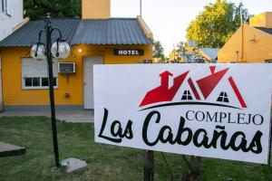 una señal para un motel la colombias en Las Cabañas en Río Colorado