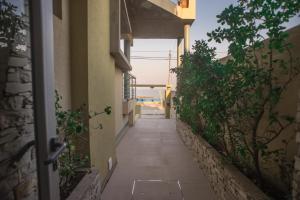 an empty hallway of a building with the ocean in the background at Amares Apart - Departamentos 1 y 2 in Santa Clara del Mar
