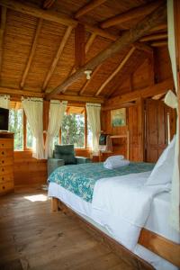 A bed or beds in a room at Cozy Log Cabin-Ojo de Agua-Villa de Leyva-WIFI