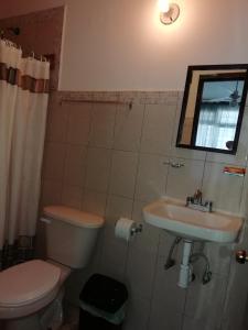 Posada de Vick في اوريزابا: حمام مع مرحاض ومغسلة