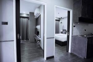 une chambre avec une cuisine et une chambre avec un lit dans l'établissement Dream Nimman Apartment, à Chiang Mai