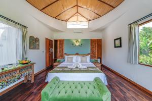 Tempat tidur dalam kamar di De Moksha Eco Friendly Boutique Resort