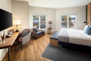 Postel nebo postele na pokoji v ubytování voco Saranac Lake NY - Waterfront by IHG
